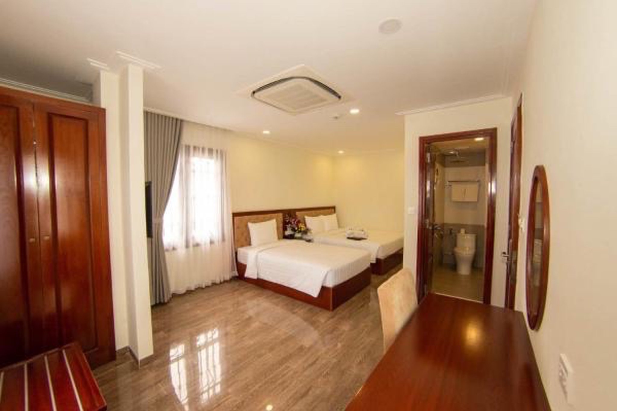 Cần bán nhanh khách sạn hẻm Trần Quang Khải gồm 6 tầng,1 tum có 12 phòng mới đẹp. Giá bán 20 tỷ có thương lượng Lh: 0385384480